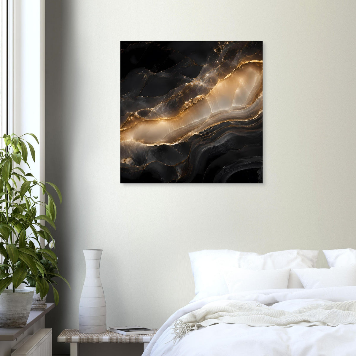 Quadratisches Poster im schwarzen Rahmen mit schwarzem Marmormotiv und goldenen Lichtadern