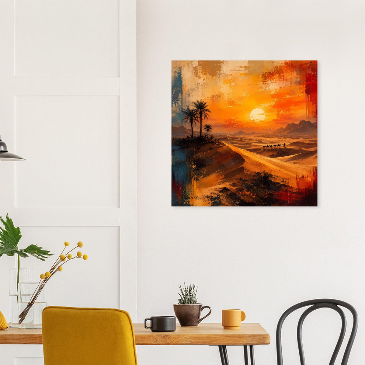 Quadratisches Wüsten-Poster mit Palmen, Karawane und Sonnenuntergang in warmen Tönen.