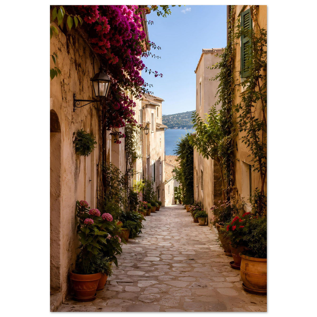 Mediterranes Gassen-Poster, gerahmt: Blick in die Gasse mit Töpfen und blühenden Pflanzen