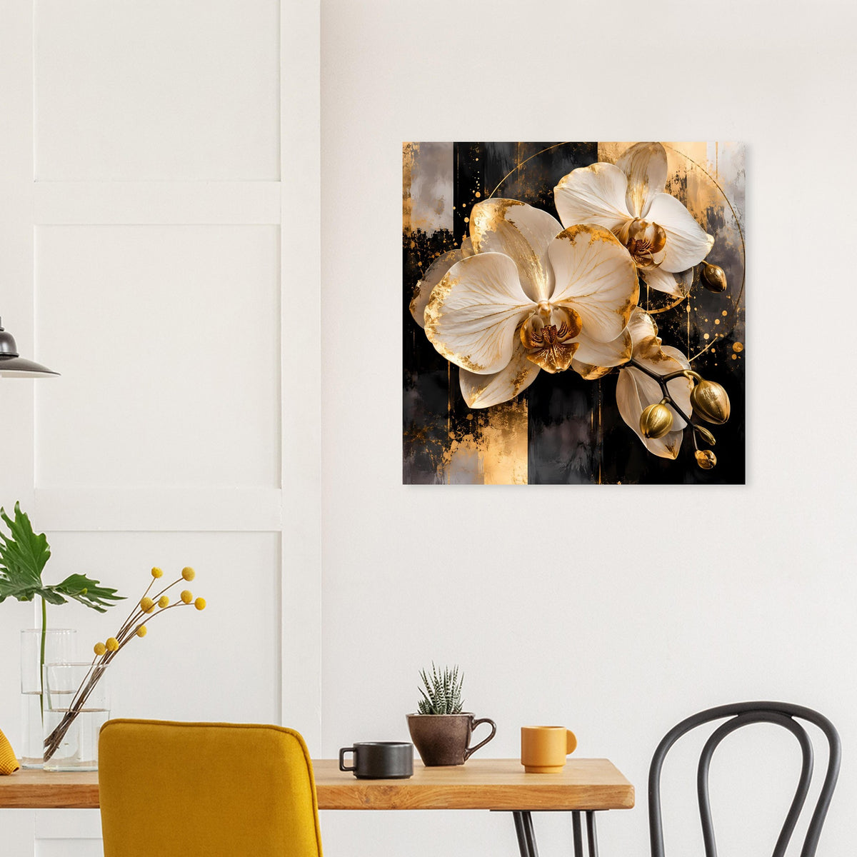 Quadratisches Orchideen-Motiv: cremefarbene Blüten und goldene Schimmer-Effekte auf dunklem Grund