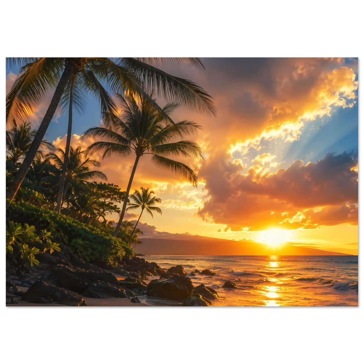 Strandposter mit Palmen links, Strand und Wellen rechts, goldener Himmel über dem Meer