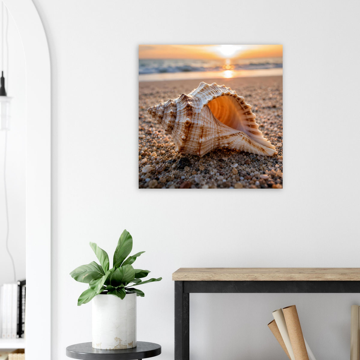 Quadratisches Strandposter mit Muschel im Sand und Sonnenuntergang über der Küste