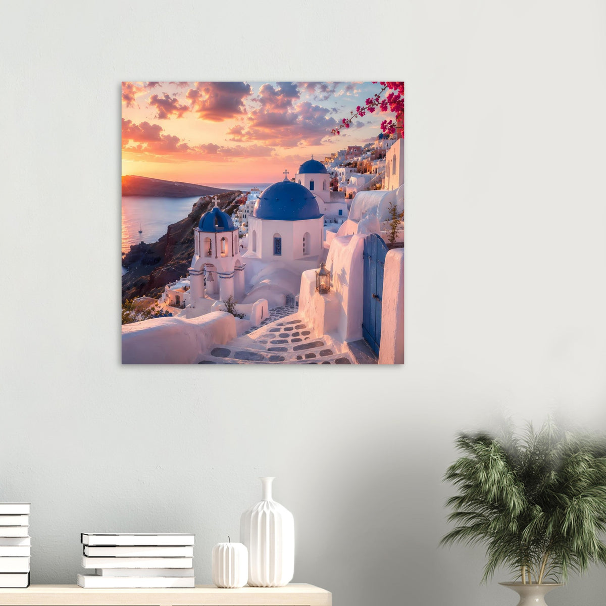 Wandposter mit kleiner Darstellung: Santorini-Kirche mit blauer Kuppel im Sonnenuntergang