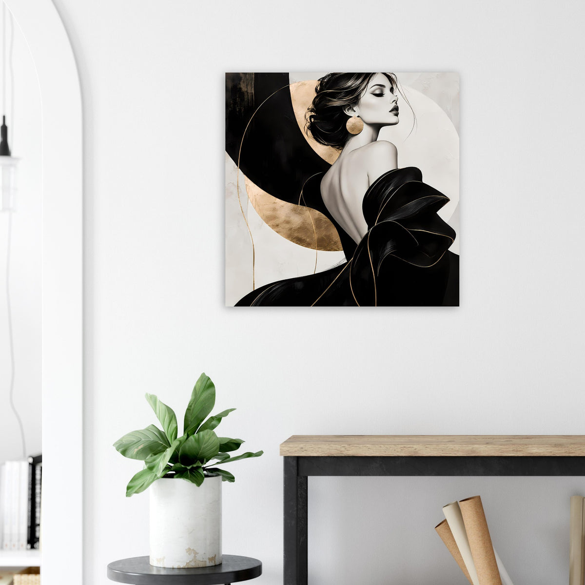 Quadratisches mattes Poster mit Frau im Profil, schwarzes Kleid und goldene Details