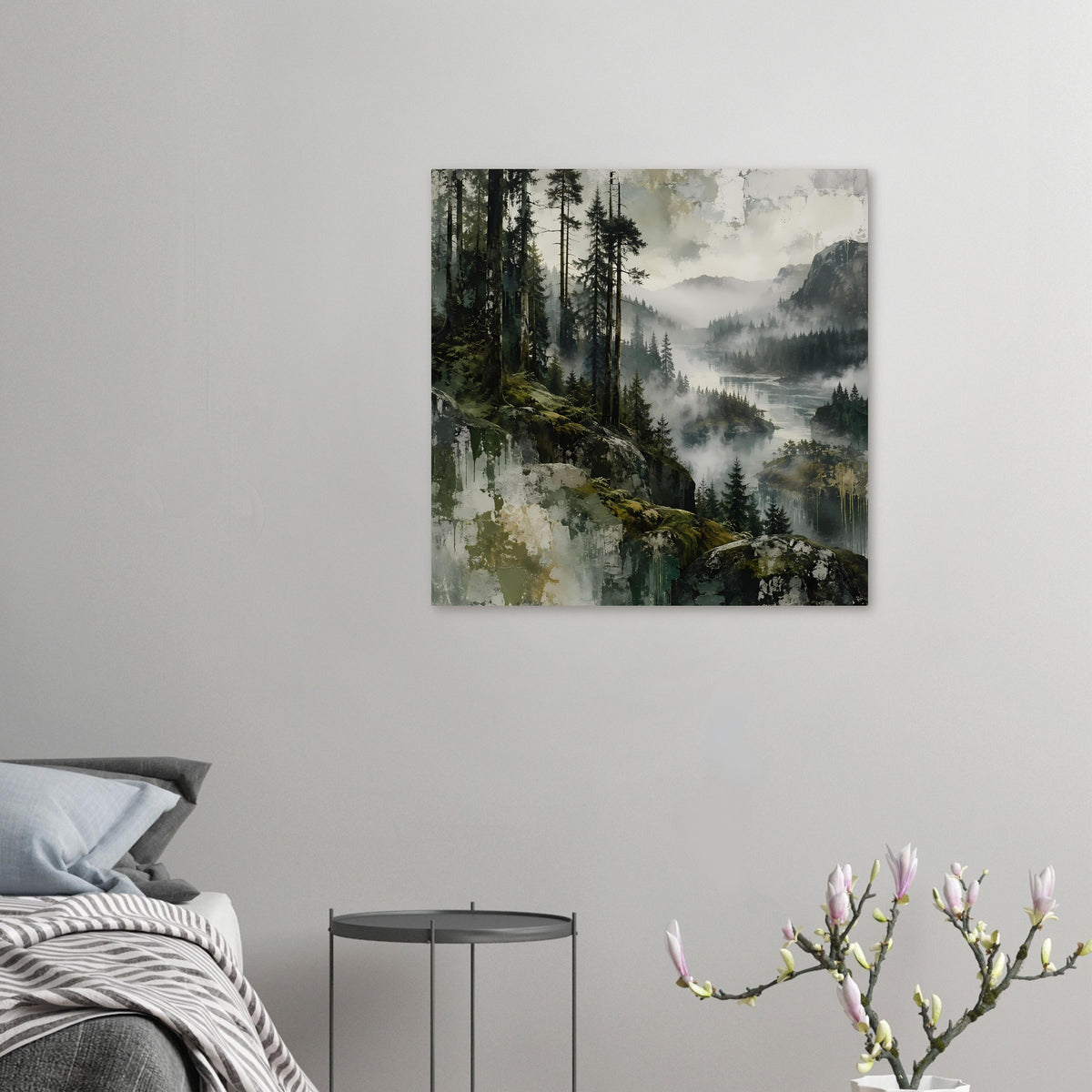 Kleines Wandposter mit nebligem Wald und Tannen, moosige Felsen im Vordergrund