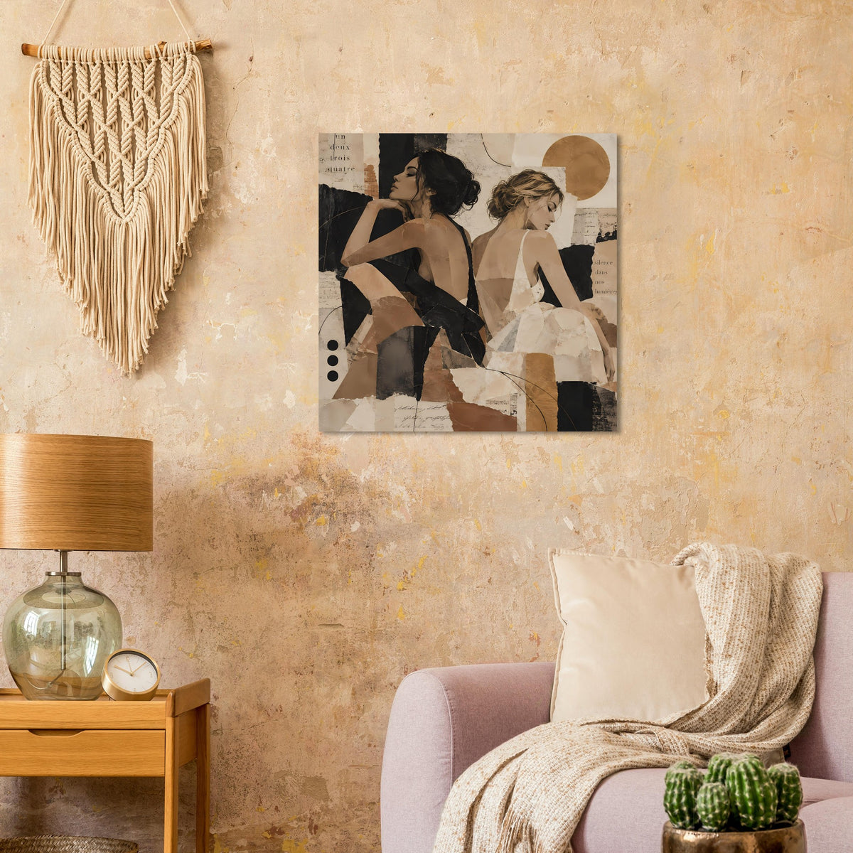 Quadratisches Collage-Poster mit zwei Frauen in dunklem Schwarz, Beige und warmen Brauntönen.