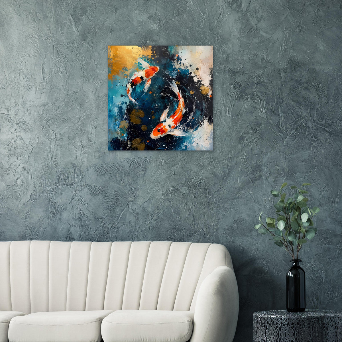 Quadratisches Wandposter mit abstrakten Koi, schwarzer Wasserwirbel und orange Akzente