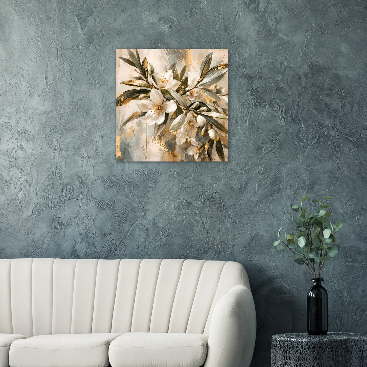 Quadratisches Wandbild mit weiß-hellen Blüten, goldenen Akzenten und olivgrünem Laub