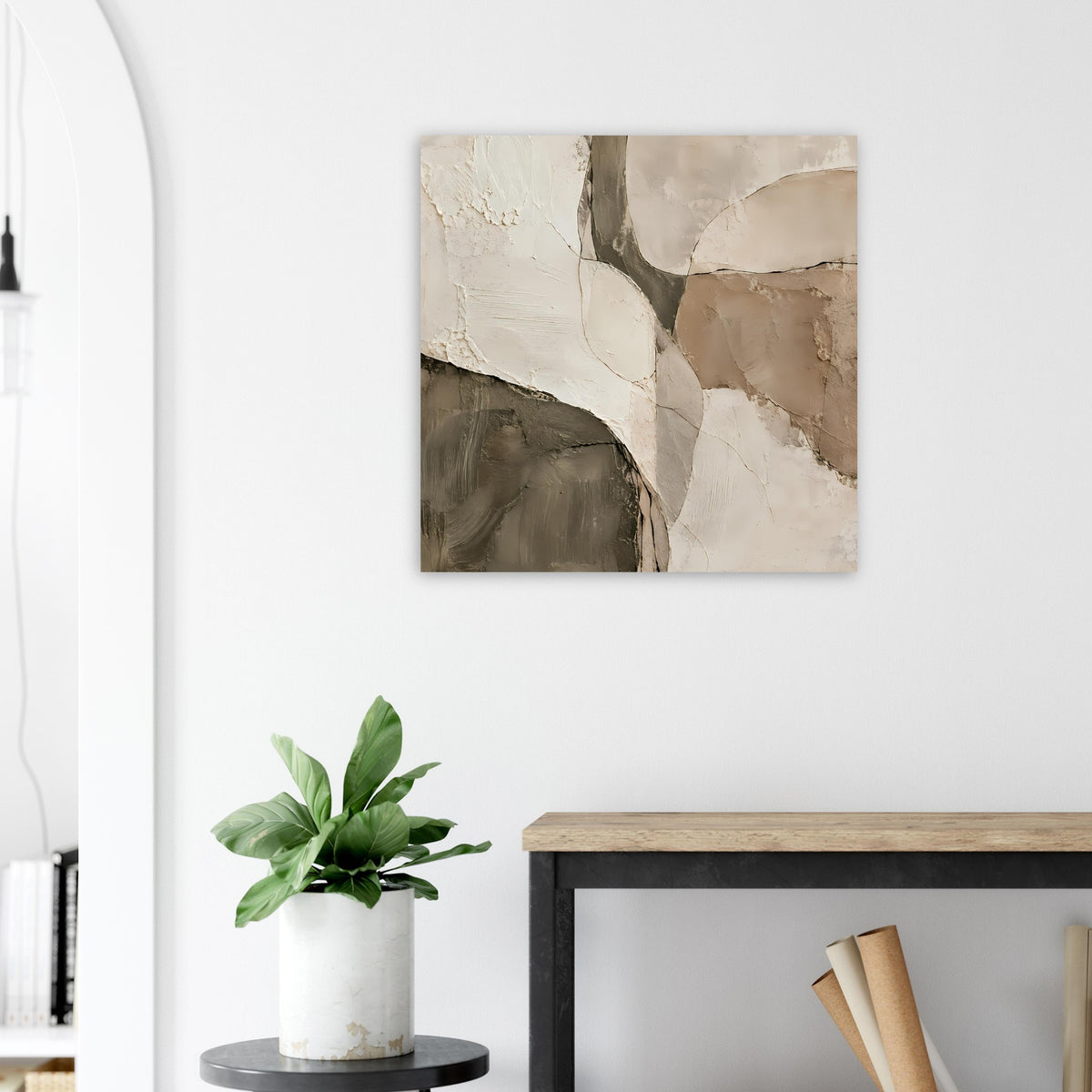 Abstraktes Kunstposter mit hellen Beige- und braunen Partien in quadratischer Ansicht.