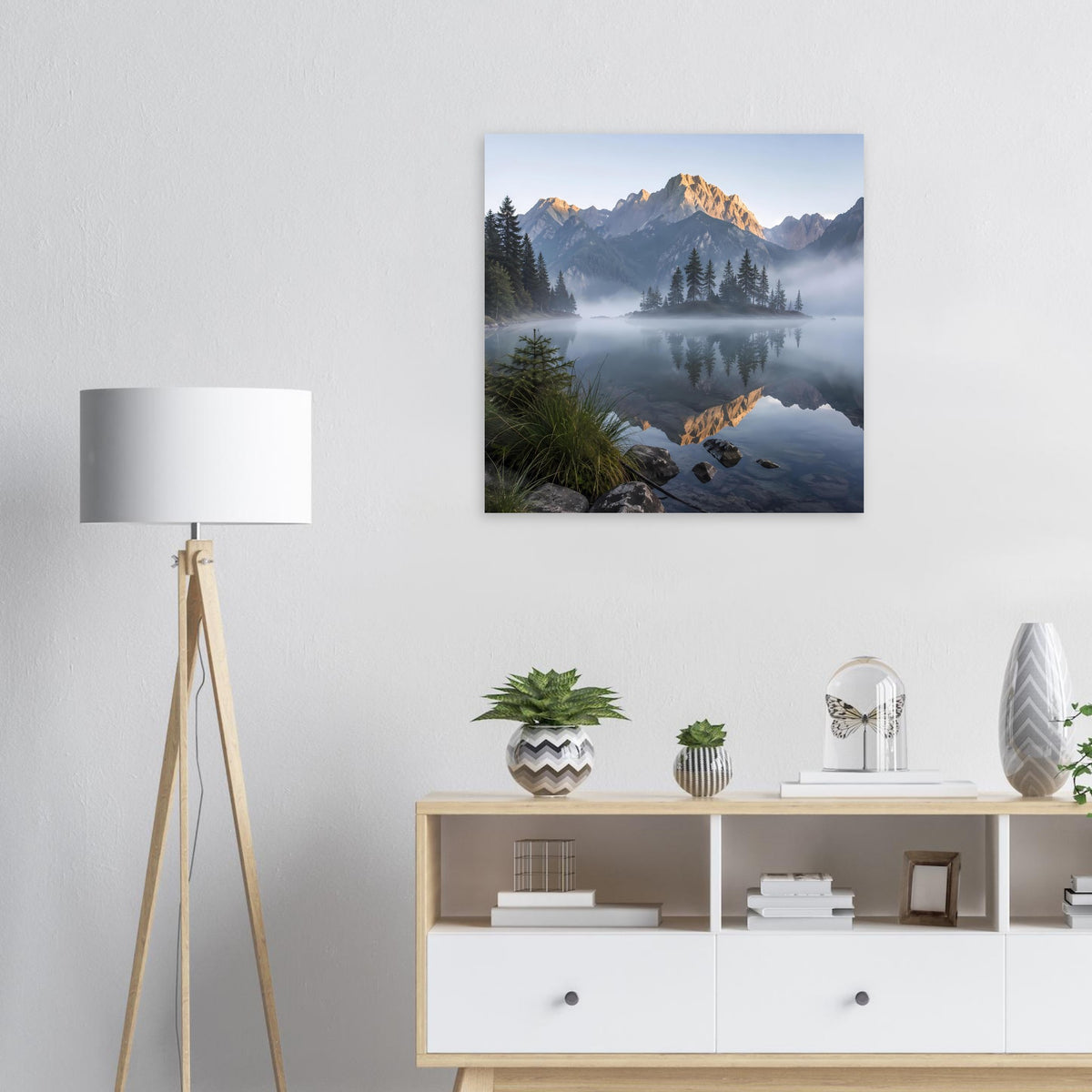 Quadratisches Poster mit Bergsee, Gipfelspiegelung und Morgennebel im Landschaftsfoto