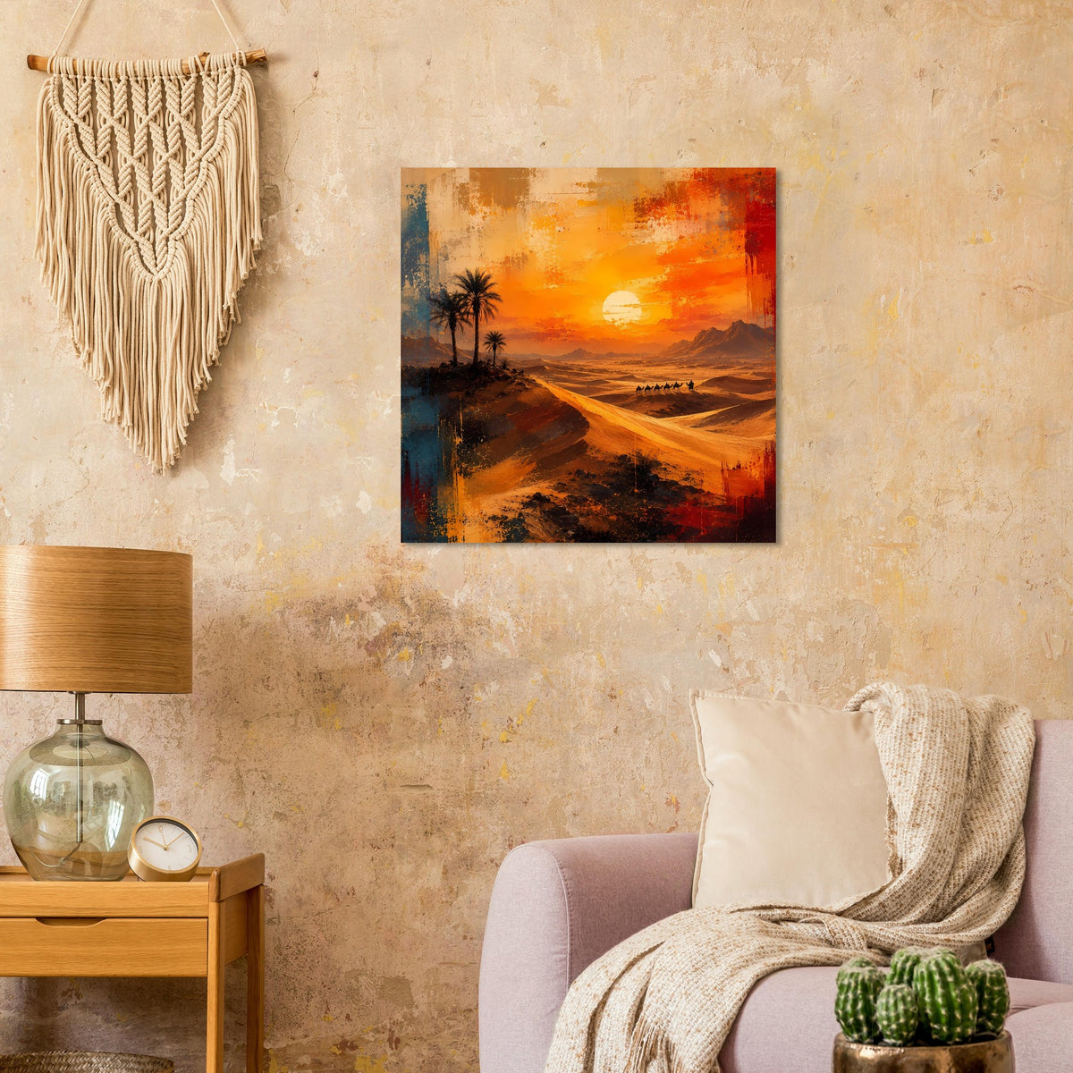 Quadratisches Poster mit Wüstendünen, Palme, Karawane und Sonnenuntergang in Orange.