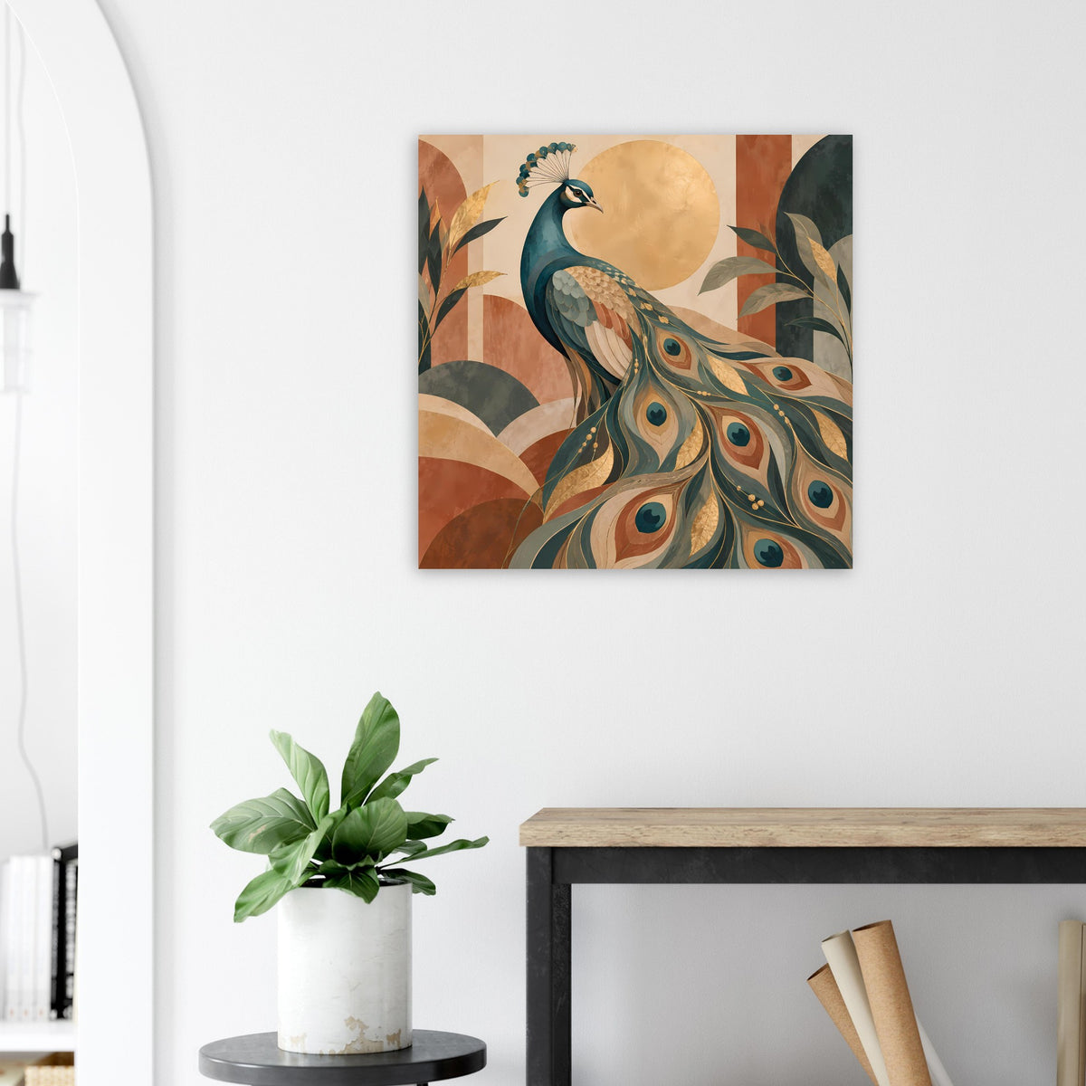 Pfau-Poster mit goldener Sonne im Hintergrund und blaugrünen Federn, quadratisch