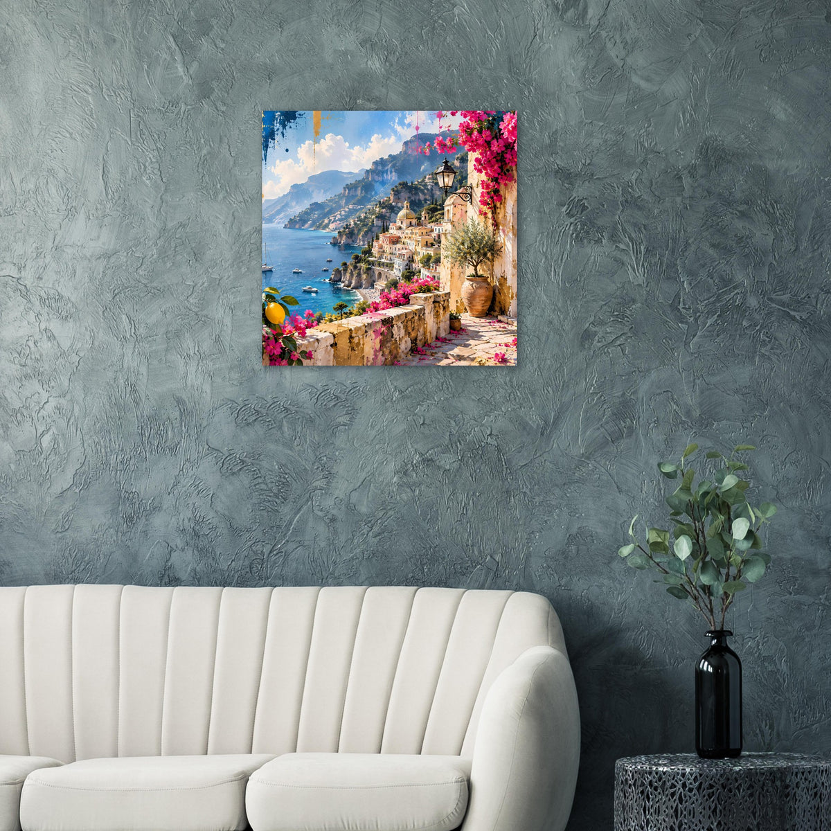 Poster mit mediterraner Landschaft: Küstendorf, Bougainvillea, Meer und Berge