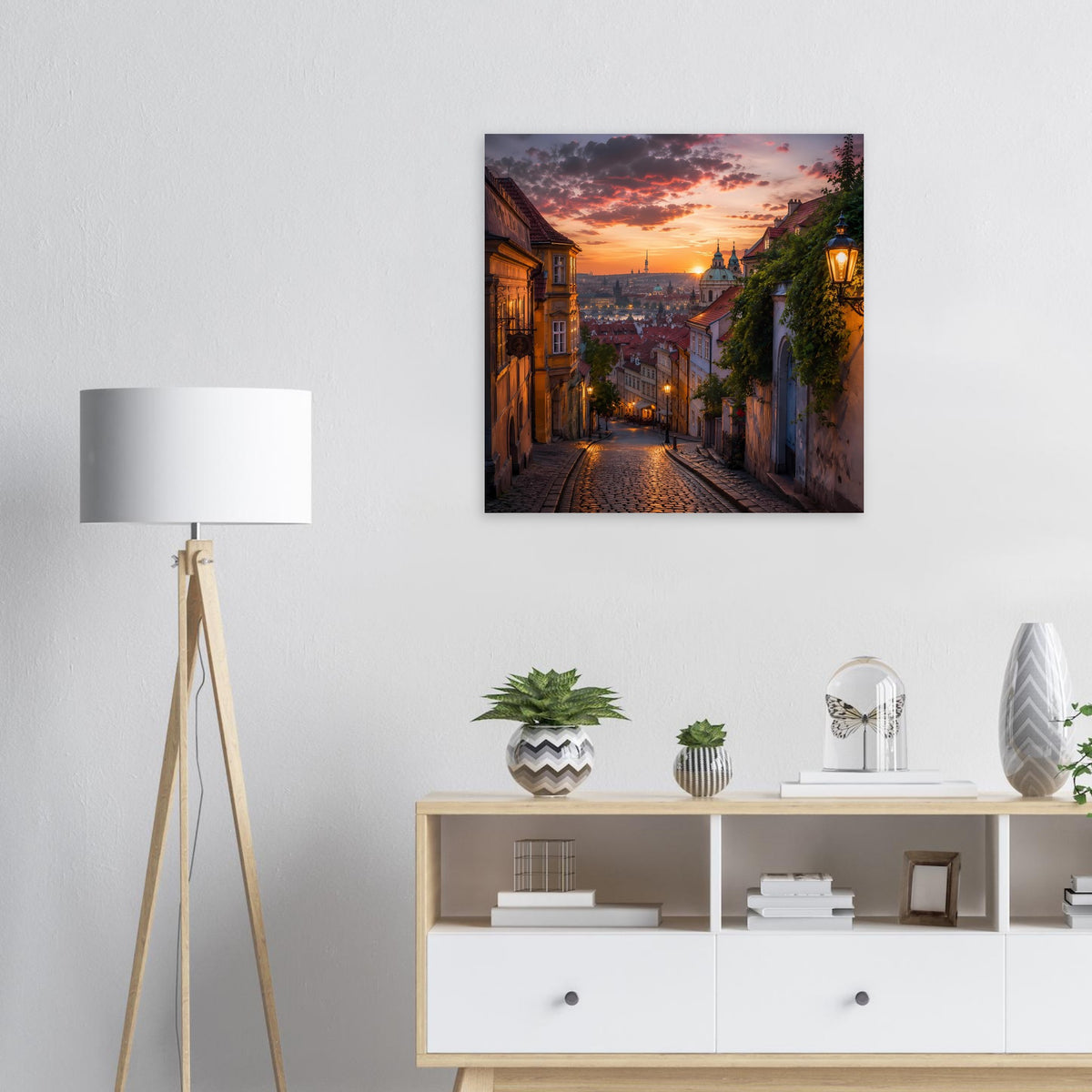 Gerahmtes Stadtposter mit Blick in eine Prager Gasse bei Sonnenuntergang