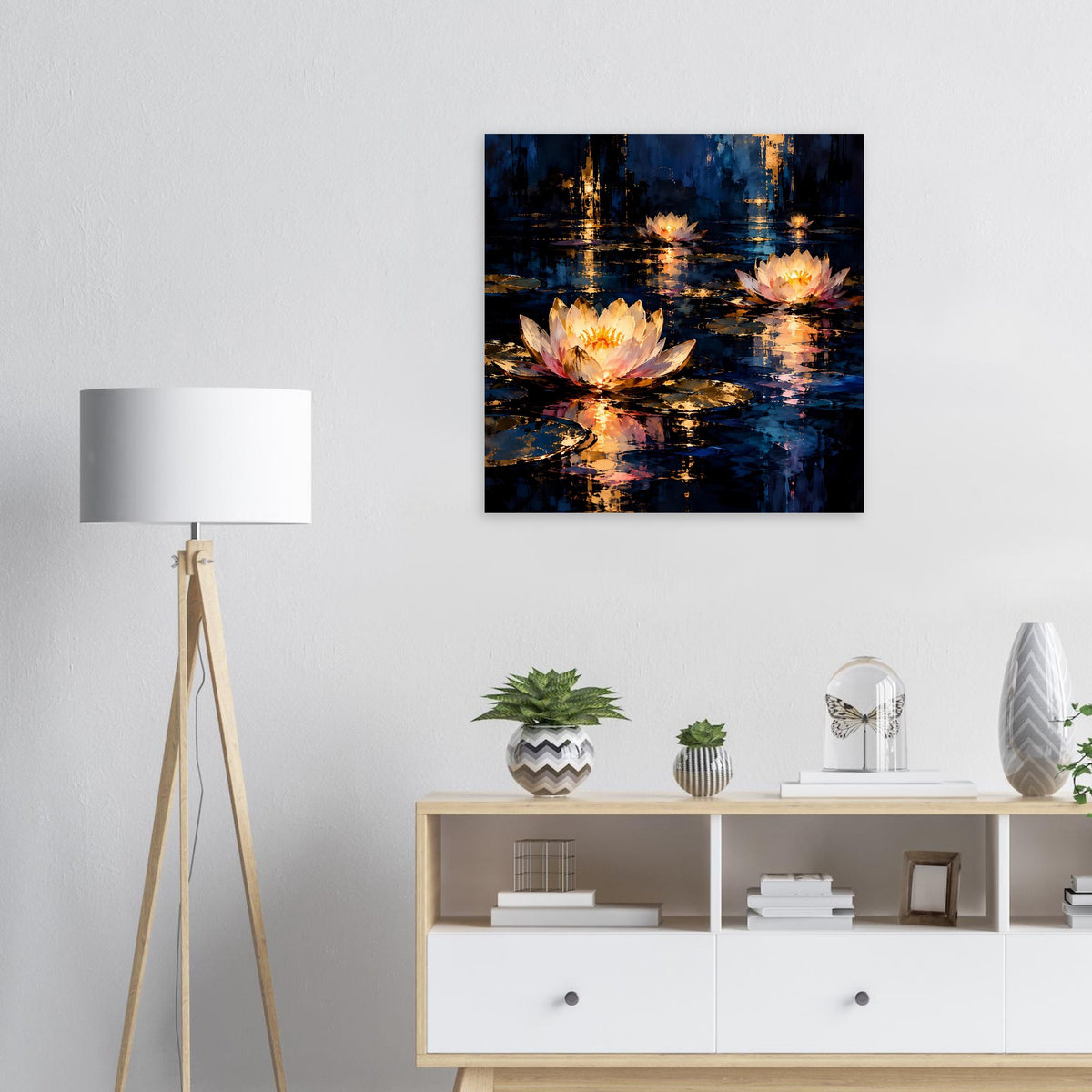 Quadratisches Blumenposter mit Seerosen in Dunkelblau und Gold, Spiegelungen im Wasser