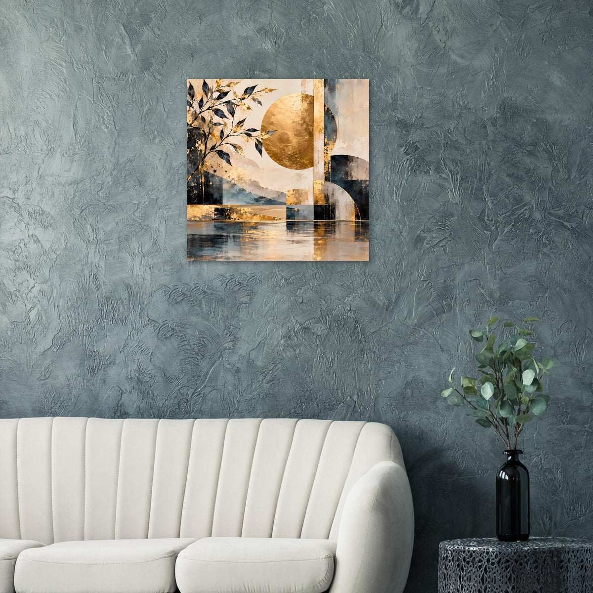Abstraktes Poster mit goldenem Kreis, Laubast-Motiv und blau schimmernder Landschaftsschicht.