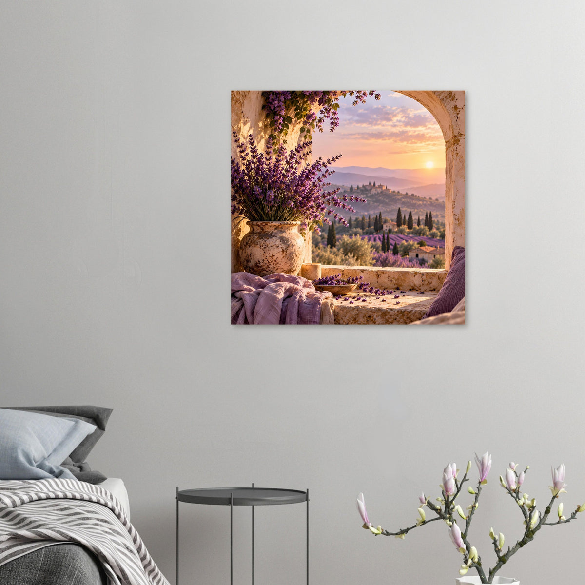 Wandposter mit Lavendelblüten, Steinvase und Sonnenuntergangslandschaft im Fensterbogen