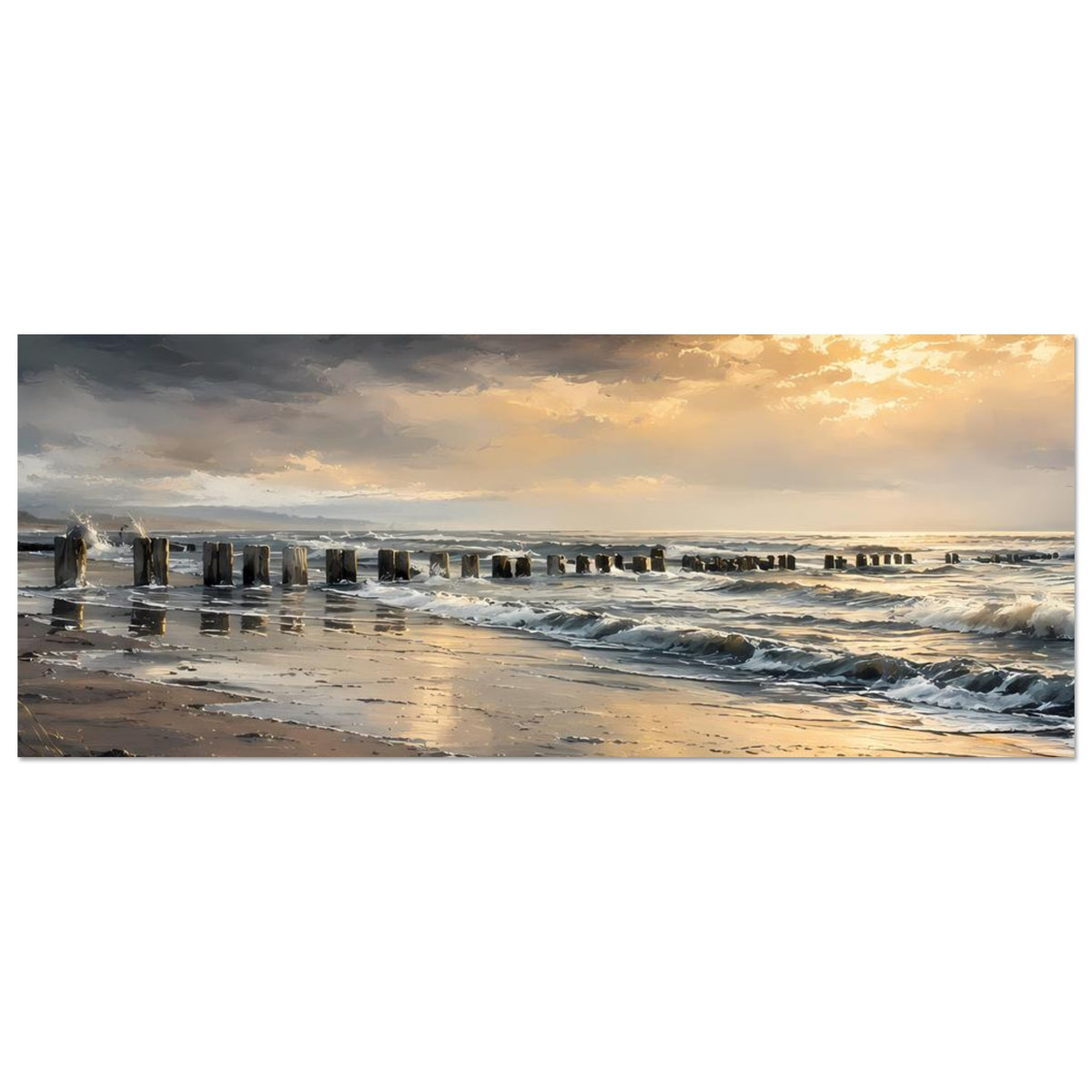 Horizontales Poster: Strand mit Wellen, reflektiertem Licht und Holzpfählen im Sonnenuntergang