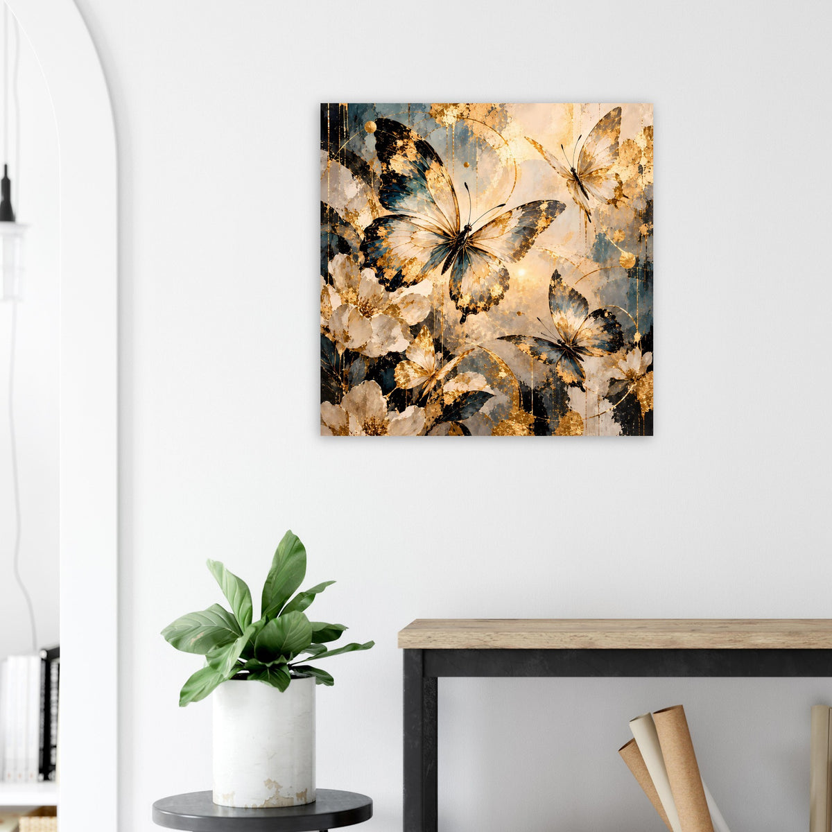 Quadratisches Poster mit Schmetterlingsmotiv in Gold, Blau und dunklen Akzenten.