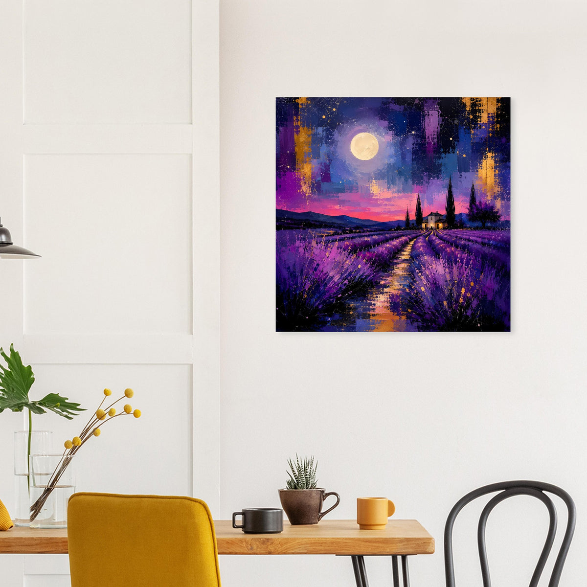 Quadratisches Poster mit violetten Lavendelfeldern, Vollmond und beleuchtetem Weg im Dämmerlicht.