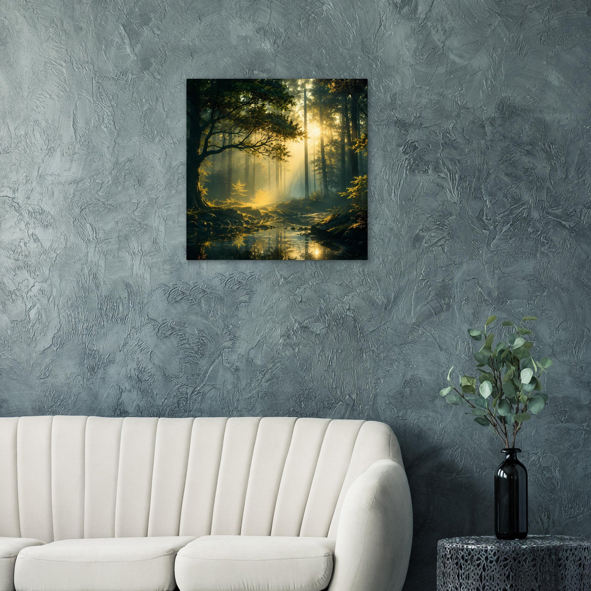 Quadratisches Wandposter mit Waldlandschaft, goldenes Licht im Nebel, Bach und reflektierender Lichtstelle.