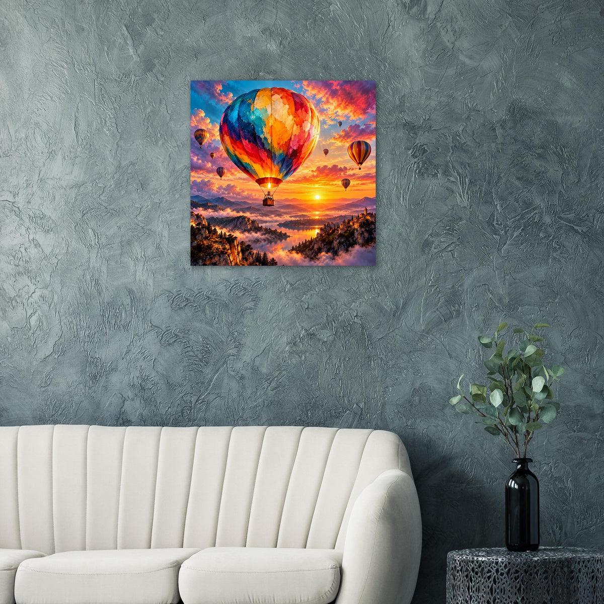 Quadratisches Poster mit bunten Heißluftballons und Sonnenuntergang über Wald und Tälern