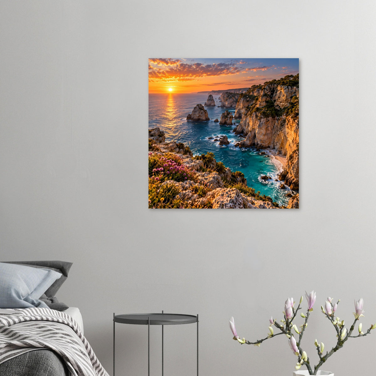 Quadratisches Küstenposter: goldener Sonnenuntergang, Felsklippen und türkisfarbenes Meer.