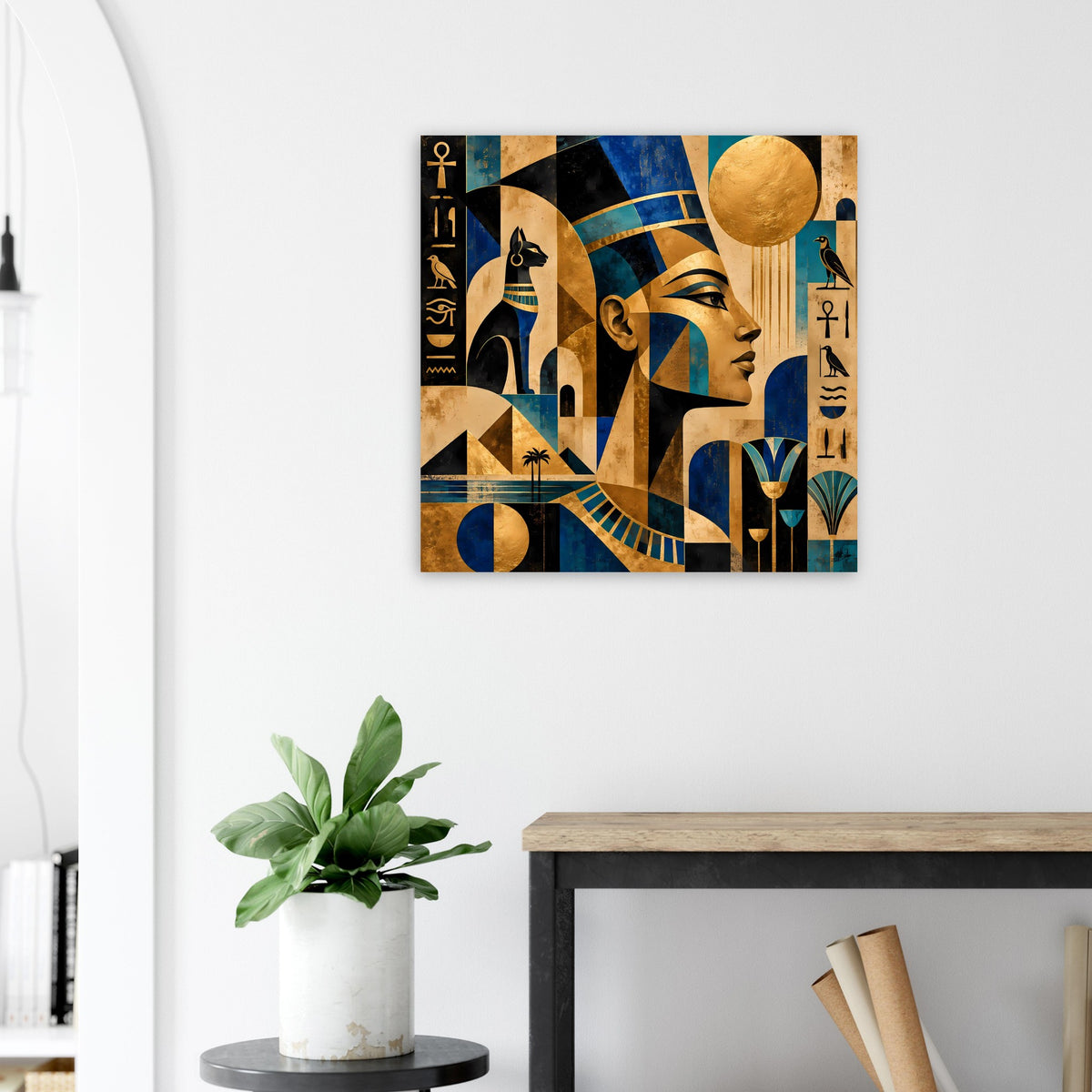 Quadratisches Wandposter mit ägyptischer Profilfigur, goldener Sonne und blauem Muster