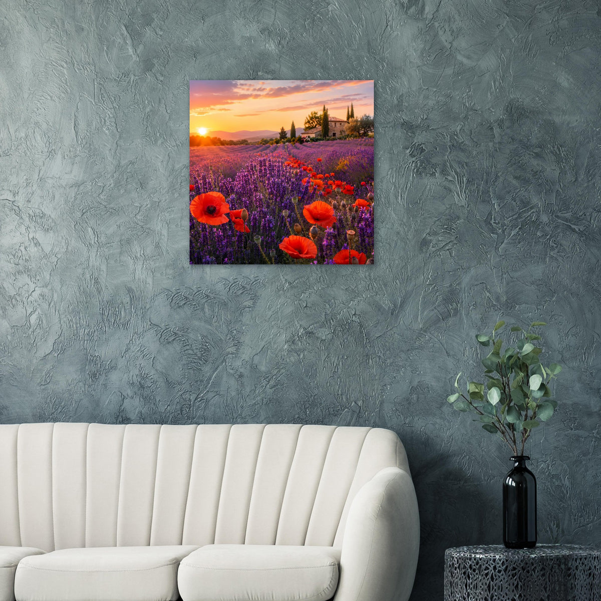 Quadratisches Poster mit Lavendelfluren, roten Mohnblumen und Dorf bei Sonnenuntergang