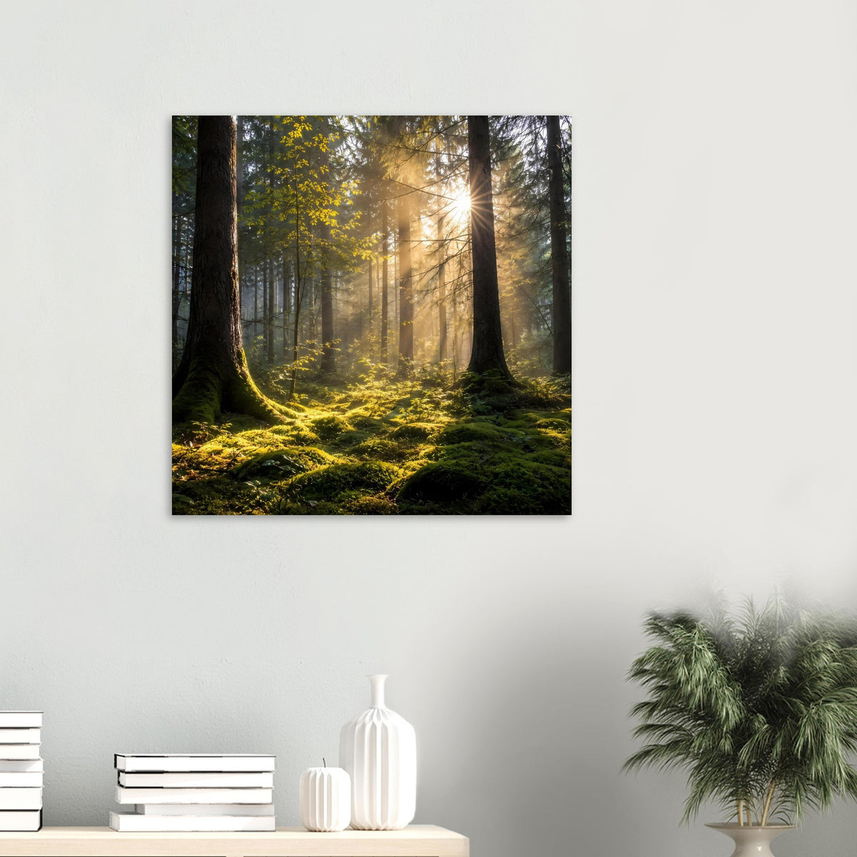 Poster mit Waldlandschaft und Sonnenaufgang im goldenen Licht, schwarzer Rahmen