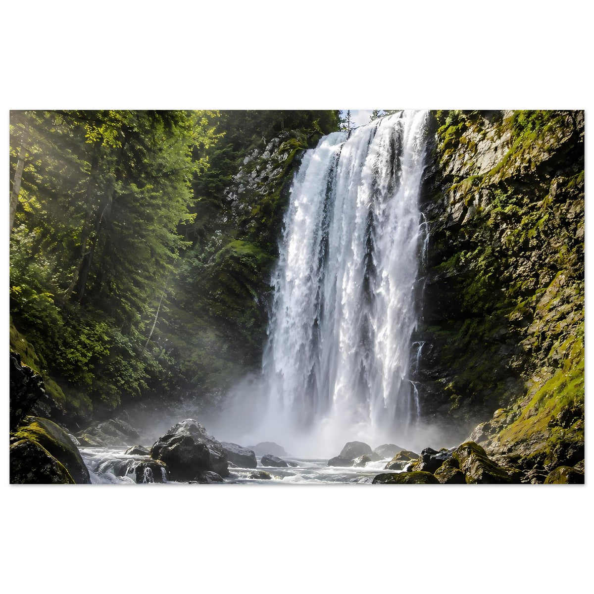 Wasserfall-Premium-Poster (horizontal) mit Wasserfall über Felsen im grünen Wald