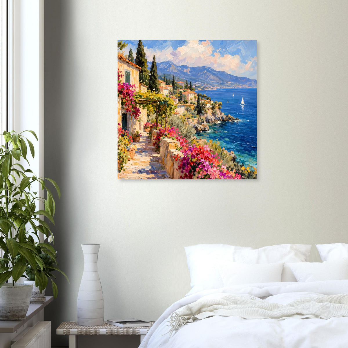 Poster mit mediterraner Küste: blühende Gasse, Berge im Hintergrund und Meer