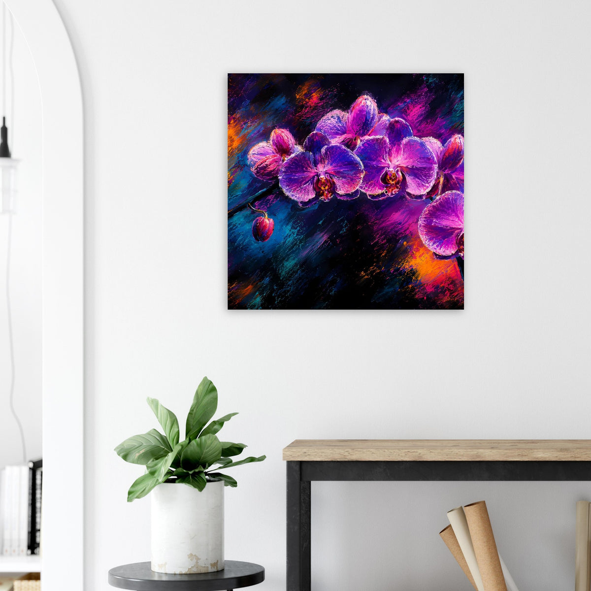 Quadratisches Kunstposter mit lila Orchideenblüten im Farbverlauf, schwarzer Rahmen