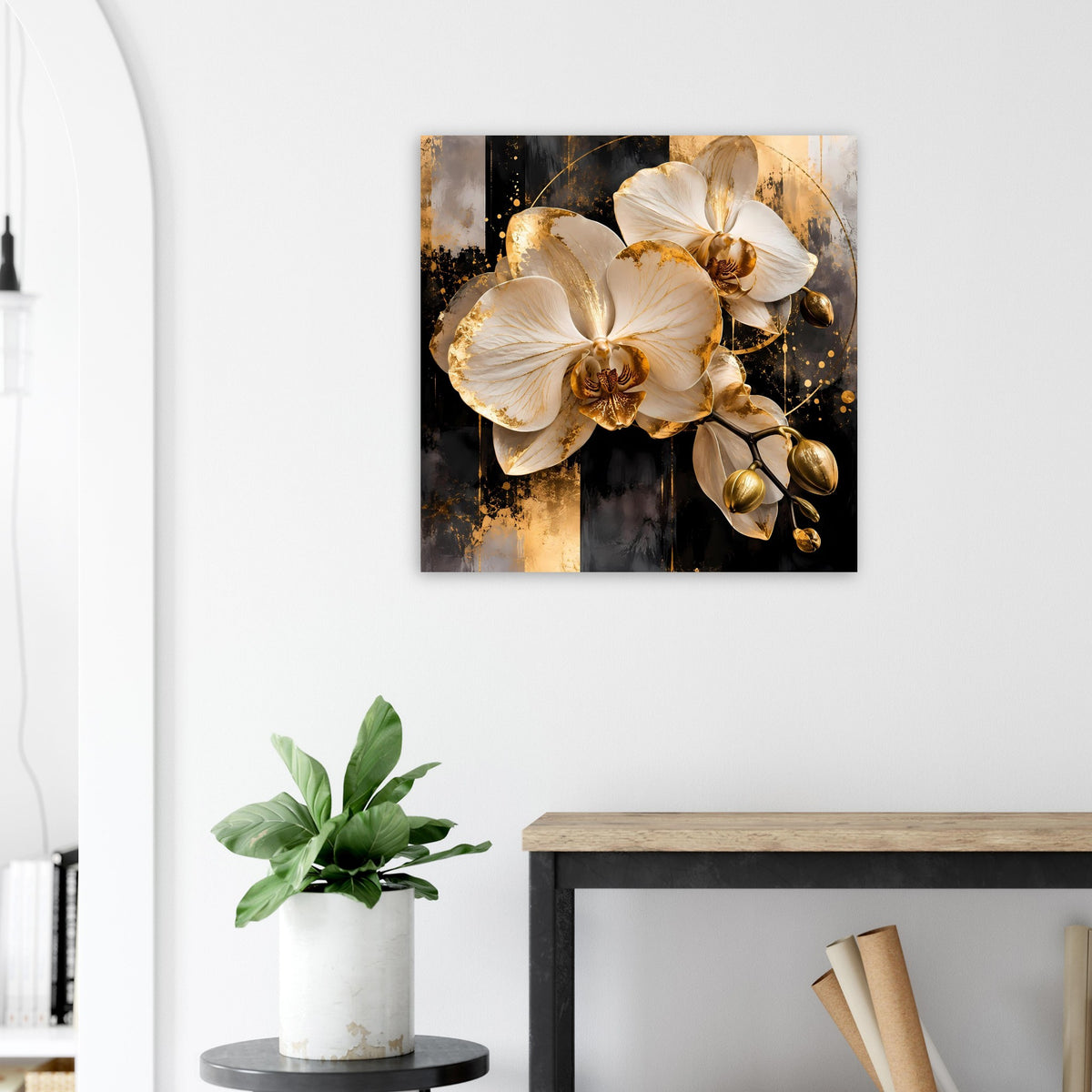 Quadratisches Wandbild: weiße Orchideenblüten auf schwarzem Hintergrund mit goldfarbenen Details