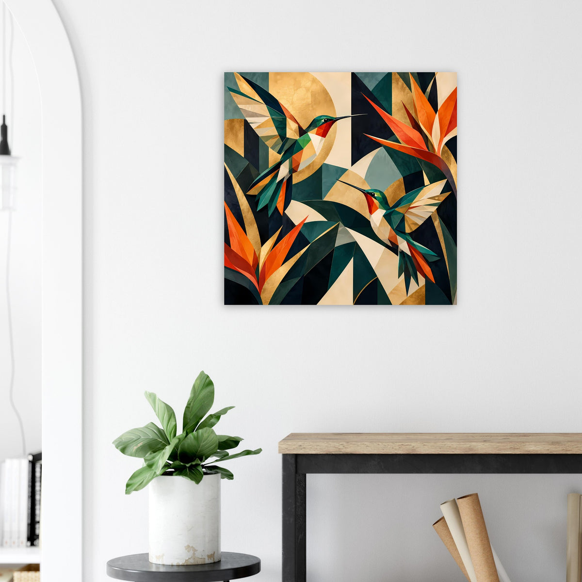 Quadratischer Kunstdruck mit geometrischen Kolibris in Gold-, Grün- und Rottönen