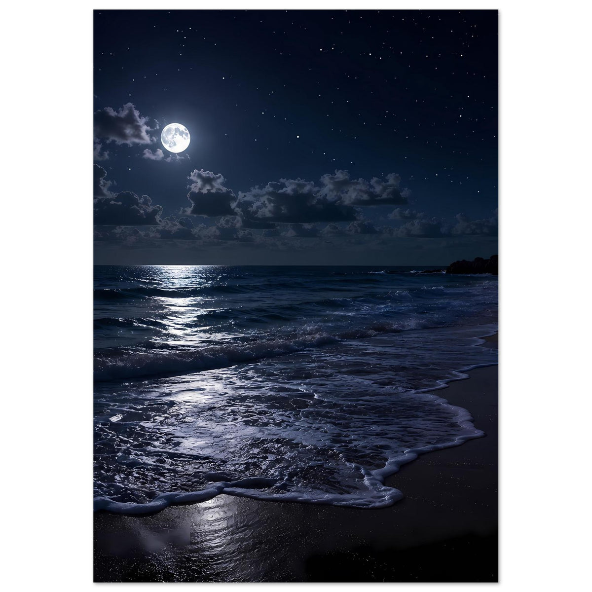 Vertikales Poster: Vollmond, Wolken und reflektierendes Meer am Sandstrand bei Nacht.