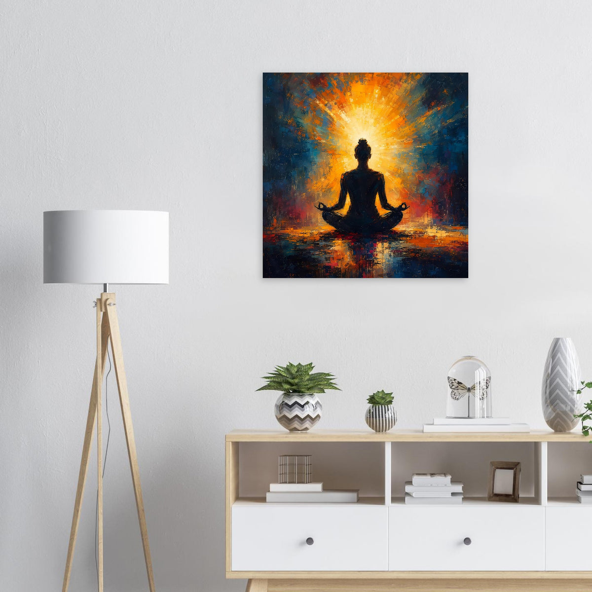 Quadratisches Poster: meditierende Yogasilhouette mit orangegelbem Lichtstrahl auf blauem Hintergrund