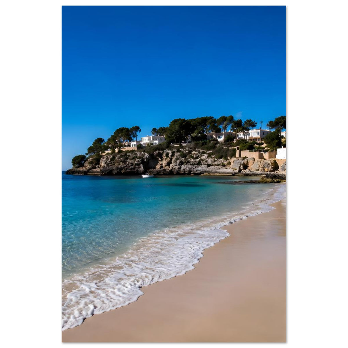 Poster mit türkisblauem Wasser, Sandstrand und Felsenküste mit mediterranen Häusern, Hochformat