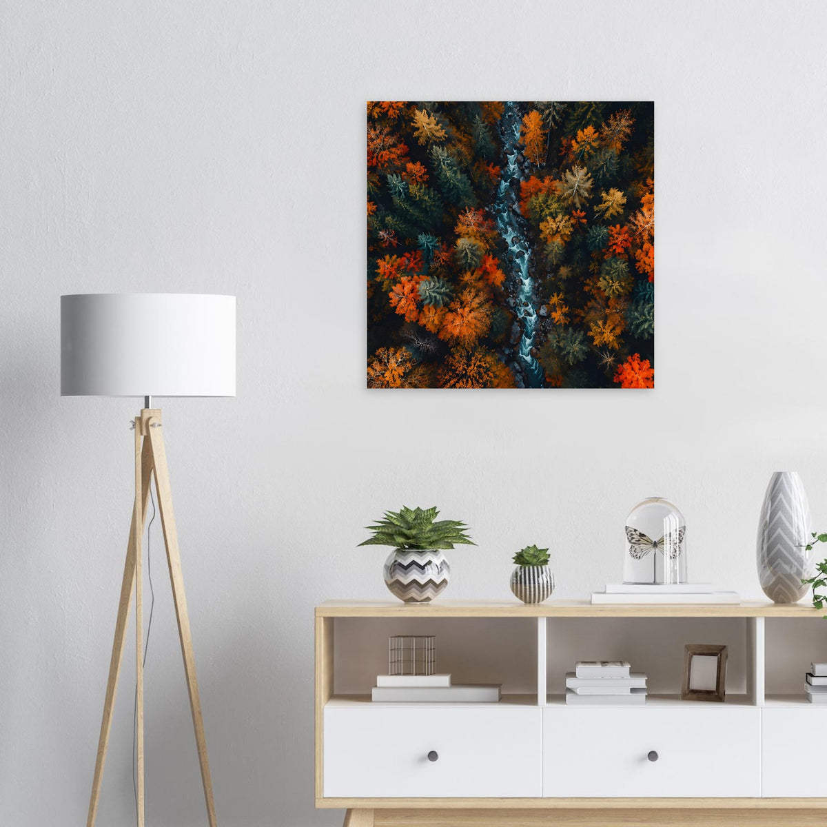 Quadratisches Poster mit Herbstwald und Bachlauf, orangefarbene Baumkronen im dunklen Wald.