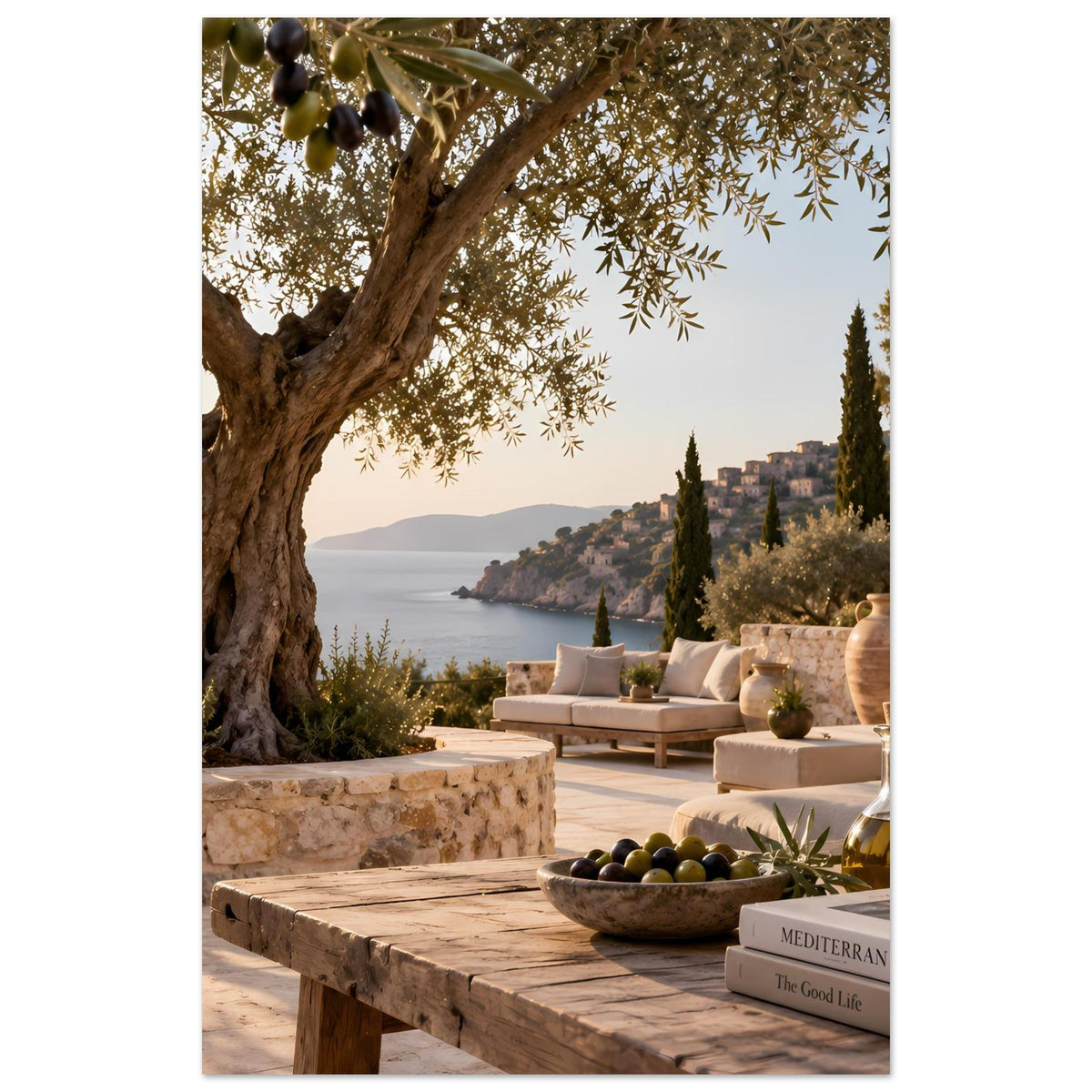Mediterranes Poster im Hochformat: Olivenbaum, Steinmauer, Meer und Sitzecke nur teilweise