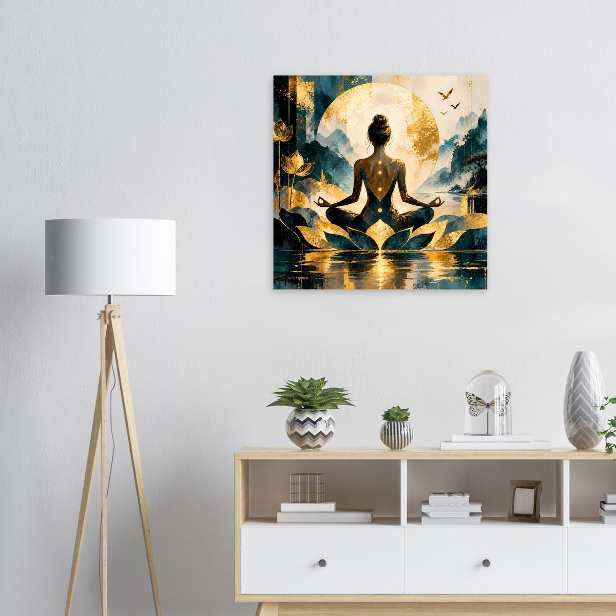 Poster mit meditierender Frau, goldener Sonne, Lotusblüte und Wasserreflexion