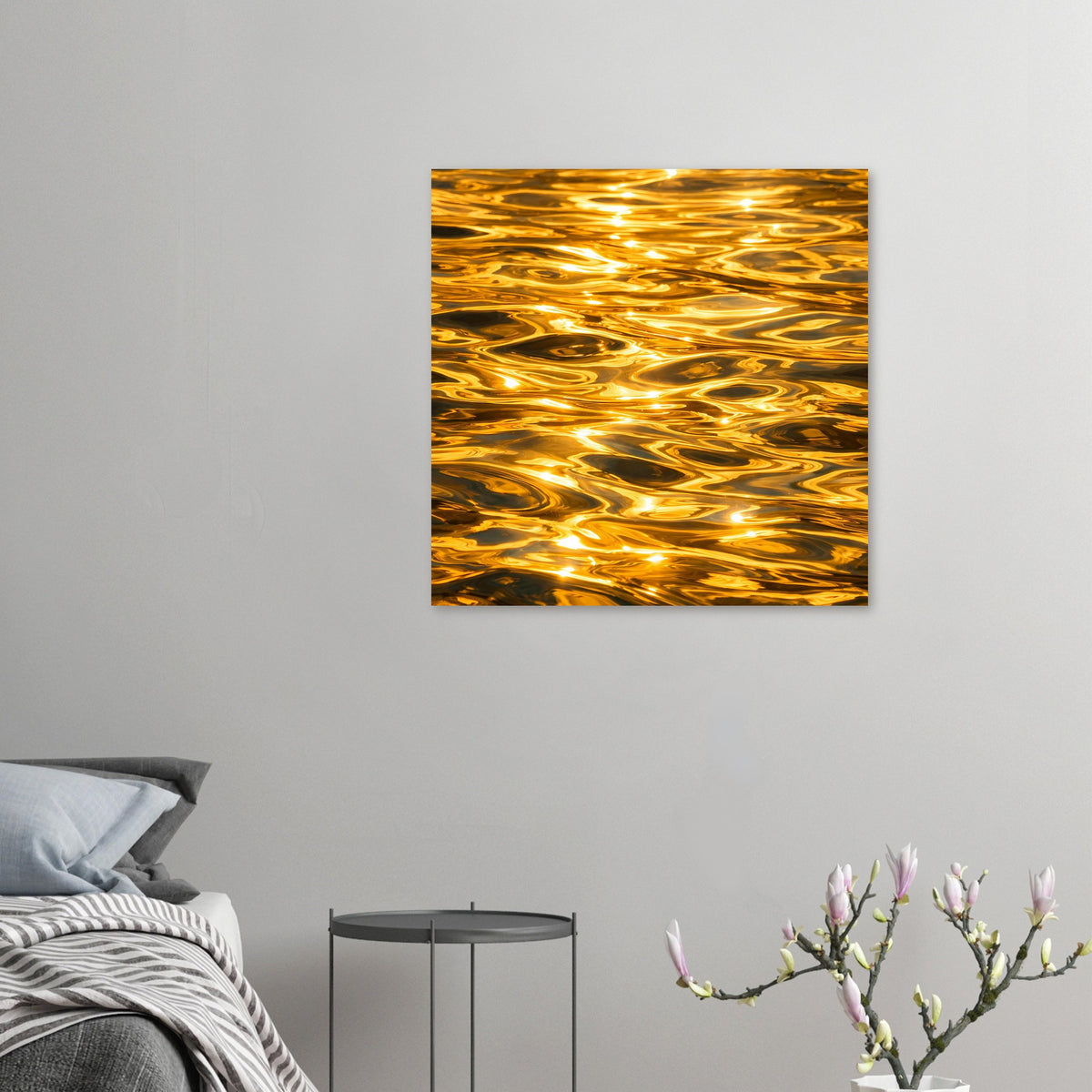 Kleines abstraktes Poster mit goldenen Wellen und dunklen Formen auf mattem Papier