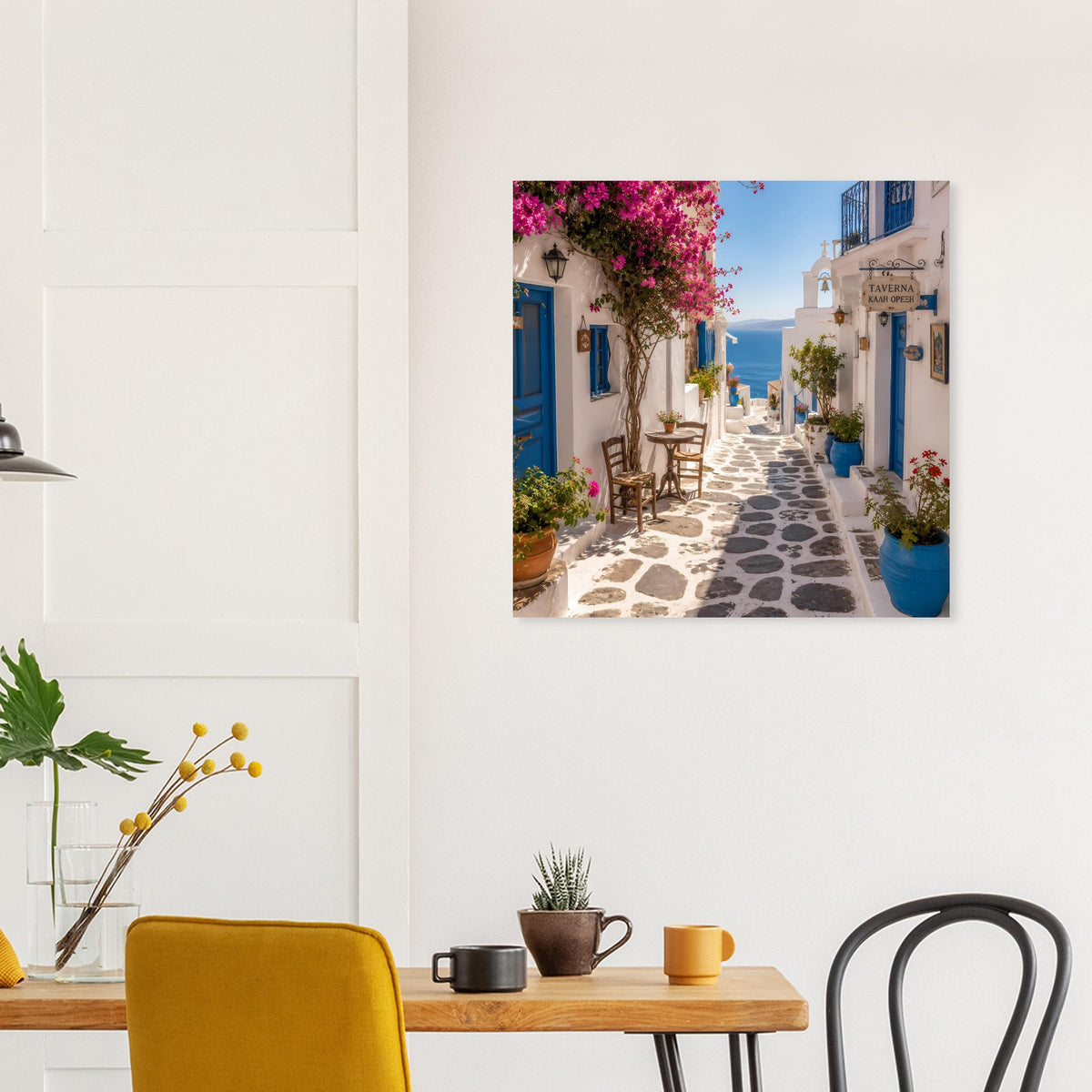 Wandposter mit mediterraner Gasse: blaue Türen, Pflanzkübel und pinke Blüten
