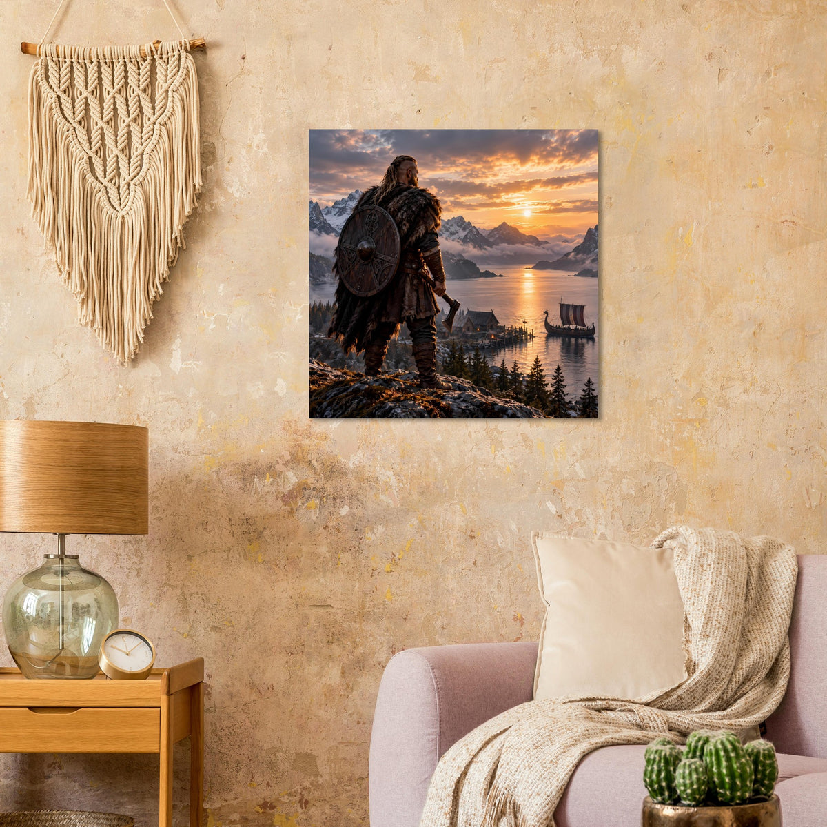 Gerahmtes Poster mit Wikinger auf Fels, Rundschild, Fjordlandschaft und Langschiffen