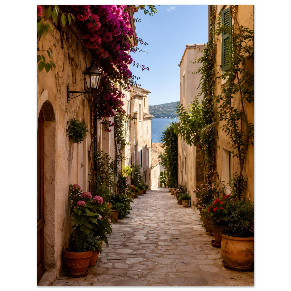 Wandposter, schmal eingerahmt: mediterrane Gasse mit lila Blüten und grünen rankenden Pflanzen