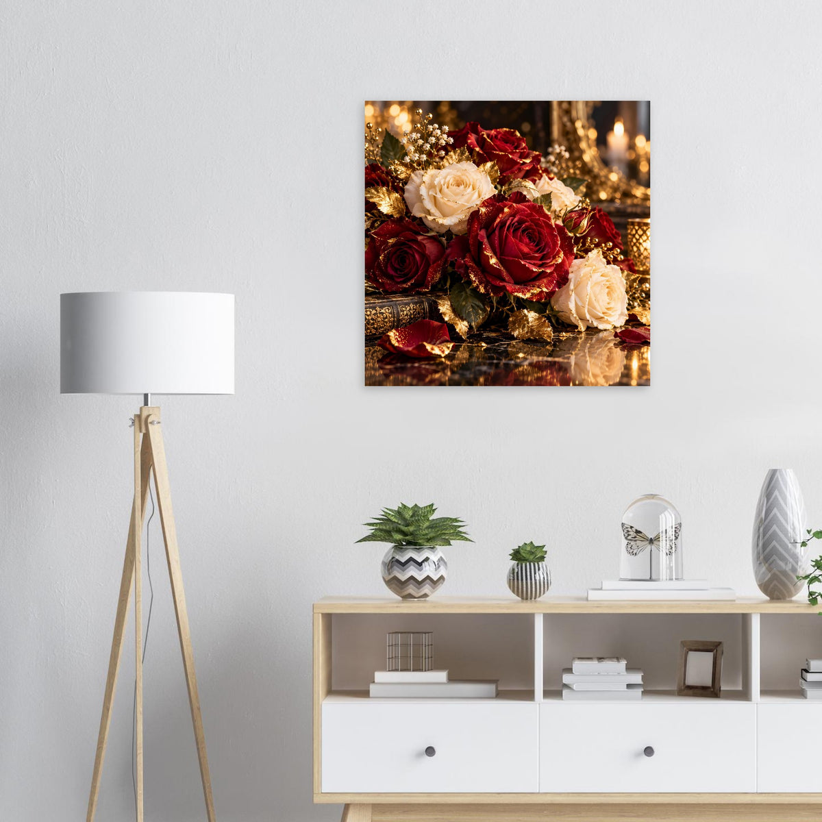Rosenstrauß-Poster im schwarzen Rahmen mit bordeauxroten und cremeweißen Rosen sowie goldfarbenem Bokeh.
