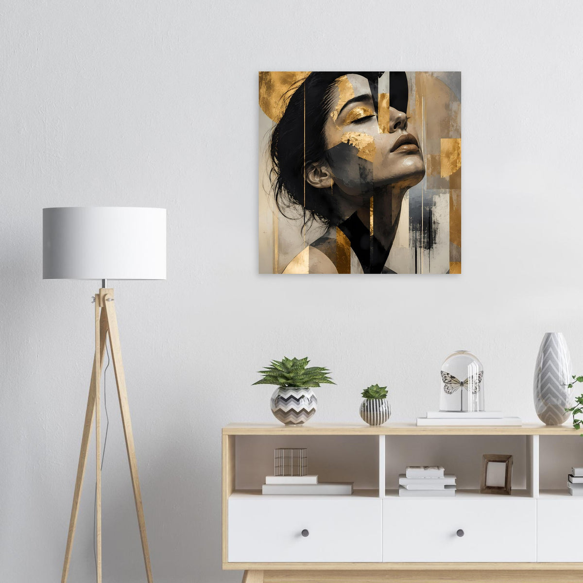 Abstraktes Frauenporträt-Poster mit goldenen Akzenten, seitliches Gesicht, grau-schwarze Farbflächen