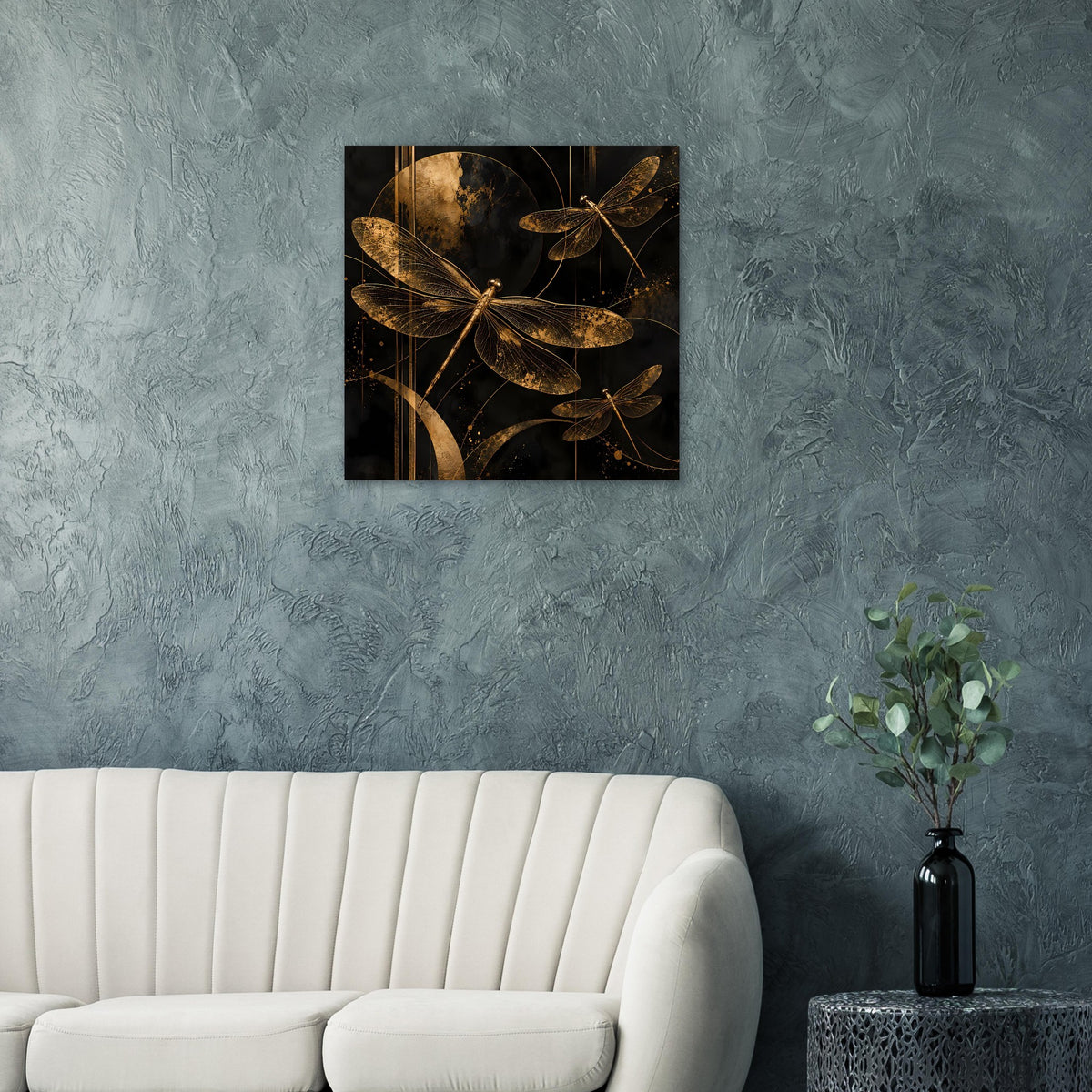Quadratisches Poster mit goldenen Libellen auf dunklem Hintergrund, leuchtende Details.