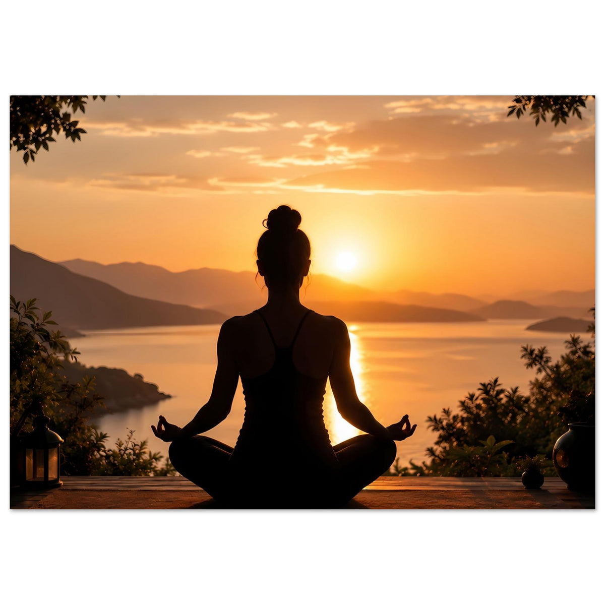 Meditationsposter mit Yoga-Silhouette und goldener Sonne am Horizont