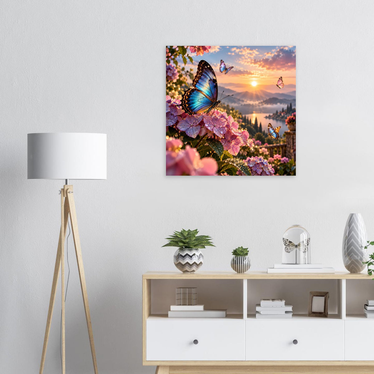Poster mit blauen Schmetterlingen auf rosa Blüten und Sonnenuntergangsmotiv im Rahmen